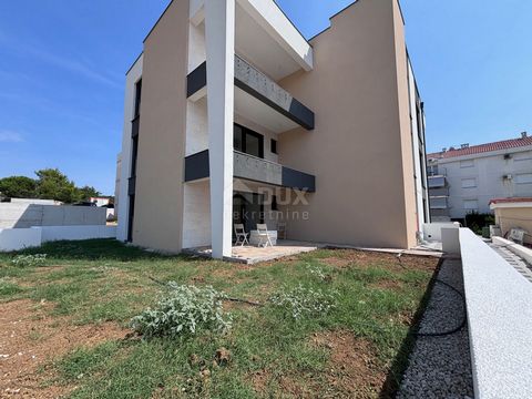 ZADAR, DIKLOVAC - Apartament 350m od morza, S1 Na sprzedaż piękny nowo wybudowany apartament w wyjątkowej lokalizacji w pobliżu plaży Borik, plaży Uskok, przystani Borik i licznych udogodnień. Mieszkanie znajduje się na parterze budynku składającego ...