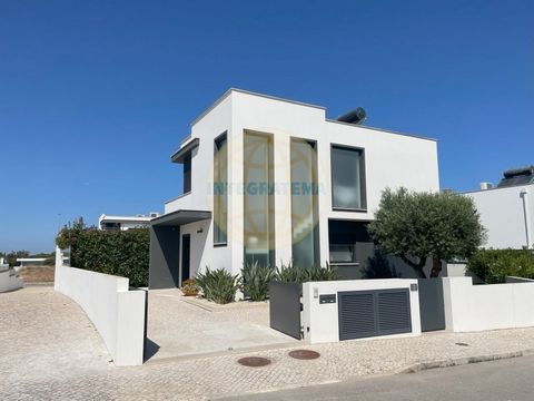 Contemporary villa located in the heart of a quiet village between Óbidos and Caldas da Rainha. It is a stunning 2 storey house with a spacious private heated pool. As you approach the house, you will be very pleased to see its modern design and clea...