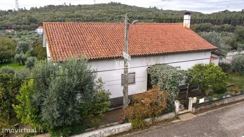 Moradia T5 inserida em terreno com cerca de 2710m2 com poço, algumas árvores de fruto e oliveiras. A moradia é composta por hall de entrada, cinco quartos, duas salas com lareira, duas cozinhas despensa e três casas de banho um escritório e ainda con...