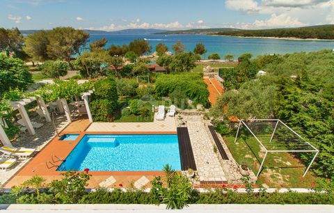 Location: Primorsko-goranska županija, Punat, Punat. Isola di Krk, Punat - Palazzina in prima fila al mare e alle bellissime spiagge, con vista mare da tutti gli appartamenti. La casa è piena di potenziale, aspetto unico, superficie totale di 500 m2,...