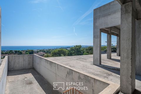 Cette villa Californienne de 270m2 prête à finir, est située sur les hauteurs de Villeneuve-Loubet, près des Hauts de Vaugrenier, et se développe sur une parcelle de plus de 1.600m2. Ce projet de villa individuelle en impasse privée bénéficie d'une v...