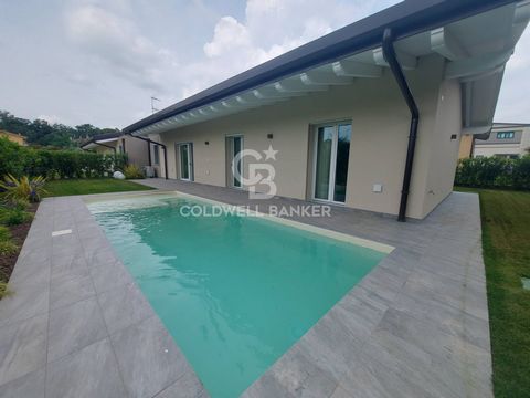 Detached design villa for sale in Raffa di Puegnago In a residential area convenient to all services, we offer a modern newly built single villa, developed on a single floor and certified in energy class A4. The villa, free on three sides, offers a l...