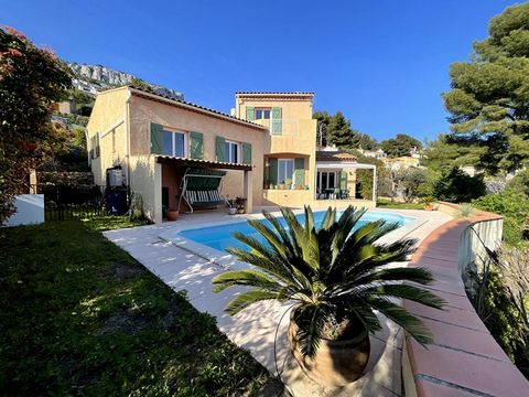 Votre conseiller Vincent DE LA IGLESIA Propriétés Privées vous invite à découvrir cette charmante villa, dans les hauteurs du quartier très prisé des quatre chemins de routes, au pied du Baou, entre la colline et la mer, au calme absolu avec une vue ...