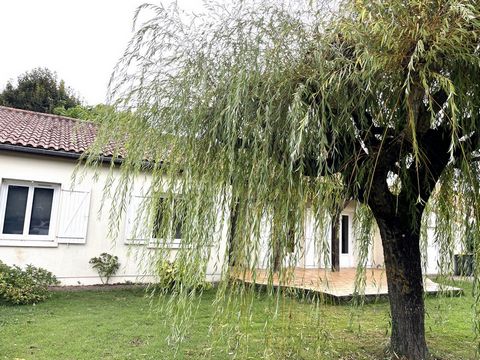 A proximité des commerces et des écoles ,venez découvrir cette jolie maison des années 1980 de Plain-Pied. Une belle entrée donnant sur un salon-salle à manger spacieux avec cheminée-insert, une cuisine aménagée et équipée, trois chambres sur parquet...