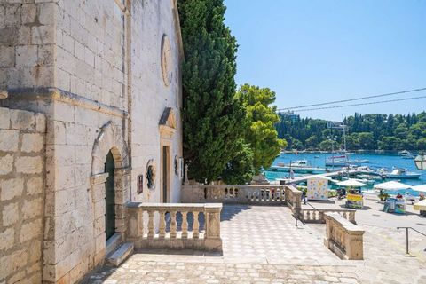 Apartments Villa Royale are located in Cavtat, a quiet little town with rich cultural and historical heritage, beautiful beaches and scenery, just 20 minutes ride to Dubrovnik's Old Town. This location is perfect for guests who love to enjoy the sun ...