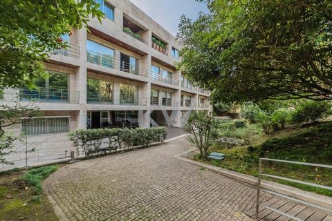 Appartement Duplex T4 exclusif à Foz où vous aurez le luxe et le raffinement de vivre dans une communauté fermée discrète, située dans le magnifique quartier de Foz do Douro, à seulement 15 minutes à pied de Molhe da Foz, dans une rue pratiquement pr...