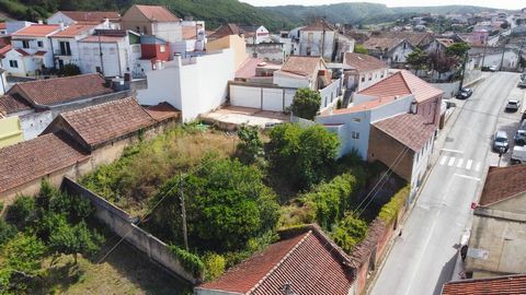 LOTE DE TERRENO com 609m2 , com uma Vista Deslumbrante e uma ADEGA com 96m² que se encontra em ruina  Poderá recuperar a construção existente ou construir uma Nova a seu gosto e necessidades . Localizada no centro da vila da Maceira, APENAS a 5 minut...