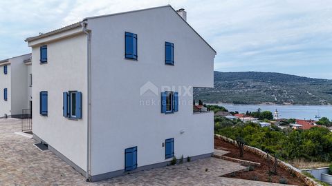 Location: Primorsko-goranska županija, Cres, Cres. INSEL CRES, CRES - Apartment mit Garten, Parkplatz und Meerblick Nur 300 Meter vom Meer entfernt befindet sich ein Gebäude, das sich an einem der besten Standorte der Stadt befindet und einen atember...