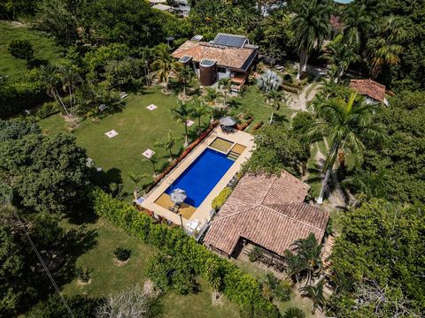 This spectacular property is located within the town of San Jerónimo, just 5 minutes from the main park. An excellent distribution that allows you to have multiple spaces to enjoy and share with the family or if desired, there is also the possibility...