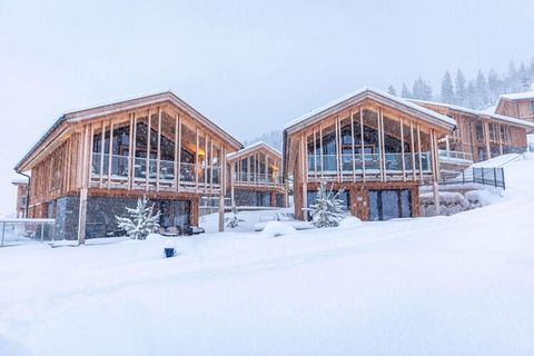 Benvenuti nel lussuoso Superior Chalet da 150 m², un rifugio perfetto per un massimo di 10 ospiti. Questo spazioso chalet dispone di cinque camere da letto elegantemente progettate e cinque bagni, di cui quattro en suite. Godetevi il massimo relax ne...