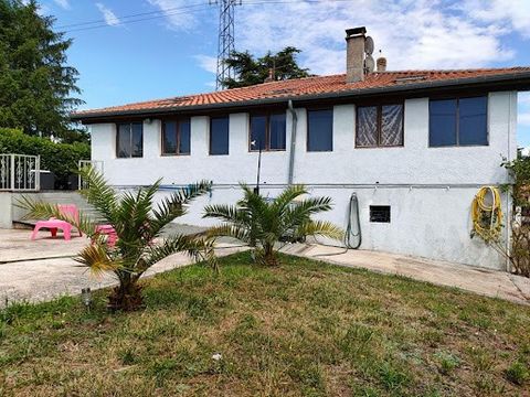 Dans un quartier résidentiel calme et recherché d'Yvrac, venez découvrir cette maison de 126 m² habitables et son studio en rez de jardin de 42 m² aménageables . (Prévoir budget travaux de rénovation intérieur et extérieur). Composée de 6 pièces: - 3...