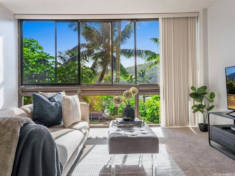 Willkommen in Mauna Luan im malerischen Hawaii Kai, wo dein neues Zuhause auf dich wartet. Diese wunderschön gepflegte Wohnung mit 1 Schlafzimmer und 1 Badezimmer bietet eine Oase der Ruhe mit herrlichem Blick auf üppiges tropisches Grün. Genießen Si...