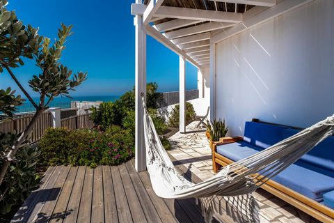 Word elke dag wakker met een prachtig uitzicht op zee! Deze prachtige halfvrijstaande woning met 3 slaapkamers biedt een bevoorrechte locatie op slechts 200 meter van het wereldberoemde Praia dos Coxos, in Ribamar, Ericeira. Gelegen op een hoekpercee...