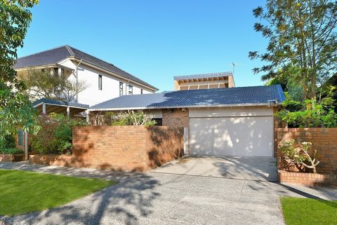 Dieses von Architekten entworfene Haus wurde in den letzten 20 Jahren in engem Besitz gehalten und bietet geräumiges Wohnen und Unterhalten überwiegend auf einer Ebene mit minimalen Stufen von der Straße und ruhigen, abgeschiedenen Innenräumen, in de...