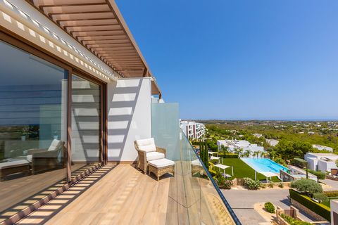 Appartement penthouse de luxe à Las Colinas Golf. Ce superbe appartement au dernier étage est distribué sur 105m2 et offre un spacieux salon-salle à manger et une cuisine ouverte, entièrement équipée avec des produits blancs ainsi qu'une terrasse don...