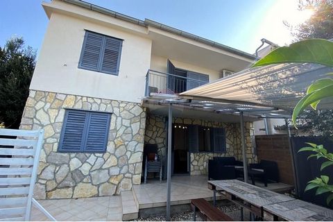 Location: Zadarska županija, Jasenice, Maslenica. For sale is a renovated family house in an ideal location, in a quiet street and only 120 meters from the beautiful beach in Maslenica. This two-story house offers a perfect combination of comfort and...