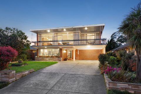 Een majestueus voorbeeld van architectonische uitmuntendheid uit het midden van de twintigste eeuw, gelegen op het hoogste punt van Thompsons Road, deze enorme residentie met twee verdiepingen, vier slaapkamers en twee badkamers rijst trots boven Bul...