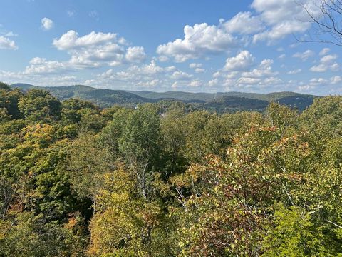 *ADEMBENEMEND UITZICHT* Genesteld op de top van een heuvel. Bouw uw droomhuis op dit landgoed van meer dan 626.000 vierkante voet (14 acres). Uitzonderlijke site, in het hart van de Laurentians. Adembenemend uitzicht op de Saint-Sauveur-vallei, de be...