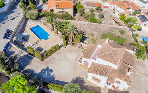 Deze mediterrane woning biedt een geweldige kans voor wie op zoek is naar een gezellig en functioneel huis in de rustige en gewilde buurt van Costera de Mar in Moraira. Met 260 m² aan woonoppervlak op een perceel van meer dan 1.600 m², biedt het huis...