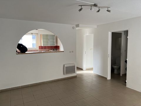 APPARTEMENT A VENDRE à NÎMES Descriptif du bien : -Appartement situé dans une résidence de R+3 d’une surface habitable de 57,57 m² en rez-de-chaussée, se composant comme suit : Rez-de-chaussée : Appartement traversant. Une entrée, une pièce à vivre (...