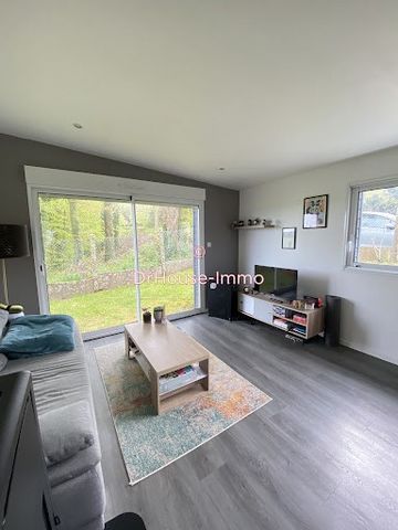 For sale, in the town of Séglien, near Guéméné sur scorff and Pontivy, charming small single-storey house of 48 m2 with enclosed garden. It consists of a functional kitchen area opening onto a room and its living room, two bedrooms (currently one of ...