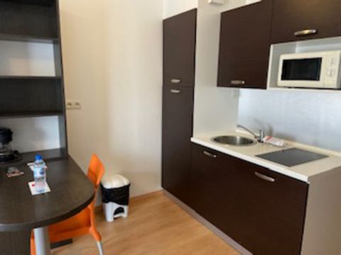 Vends dans résidence hôtelière 3 *** Idéal investisseur, appartement meublé dans une résidence de tourisme. Prestations:une salle de sport , un service petit déjeuner, une laverie automatique.Un appartement de 26.70 m² situé au RDC comprenant un séjo...