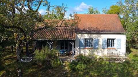 In an area extending over several hectares, on the Causse de St Jean de Laur, we present this small house of 65m2 on one level, nestled - without vis-à-vis - in a forest of oaks typically Quercy. Located on a wooded plot of 1747 m2, part of which off...