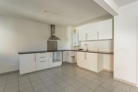 In a recent residence from 2014, discover this beautiful T3 apartment with a living area of over 65 m2, located on the 2nd floor with an elevator in a three-level building. You will be charmed by its bright living room of 31 m2 with a kitchen area, o...