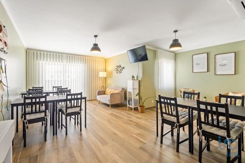 Fabulosa propriedade composta por 6 quartos a 5 minutos da praia da Nazaré Este é o projeto ideal tanto para residência permanente como para investimento, esta moradia reúne tudo o que procura: conforto, localização. A casa é composta ao nível do rés...