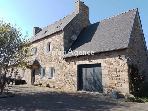 Demeure traditionnelle en pierres sous ardoise, au coeur de Plouguiel
