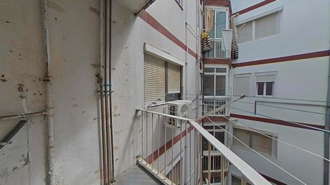Se vende acogedor piso ubicado en una tranquila zona de Badalona, en la Calle Atlántida. La vivienda dispone de 2 habitaciones, un salón comedor amplio y luminoso, ideal para disfrutar en familia o con amigos. La cocina es independiente y cuenta con ...