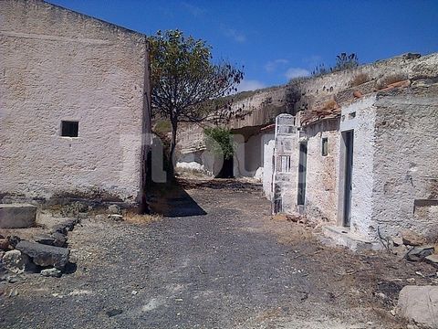 Referencia: 02978. Finca de 400.000m2 en Chimiche (Granadilla de Abona), ahora mismo esta arrendado. La finca tiene huertas, cuevas de jable, casa, almacén y antiguos establos, (aunque deteriorados por el tiempo sin usar).
