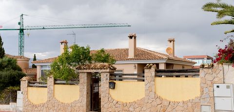 Este encantador chalet en Valle Dorado, Busot, ofrece una combinación perfecta de comodidad y estilo para una vida relajada en la Costa Blanca. Situada en una zona tranquila y apacible, esta propiedad de dos plantas ofrece un espacio generoso y funci...