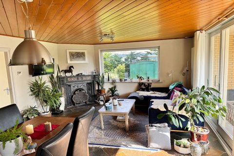 Geniet van rust, ruimte en de frisse zeebries in deze vrijstaande, luxe ingerichte bungalow, gelegen op een rustige locatie op slechts korte loopafstand van het prachtige Texelse strand (Paal 17) en het omliggende bos. Of u nu op zoek bent naar lange...