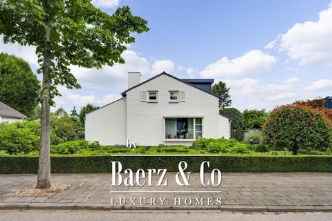 Charmante villa in de geliefde wijk Roer-Zuid Welkom in deze stijlvolle en uitstekend onderhouden villa, gelegen op een toplocatie in Roer-Zuid. Deze woning, in 2003 grondig gerenoveerd, verduurzaamd en uitgebouwd, biedt een comfortabele en luxueuze ...