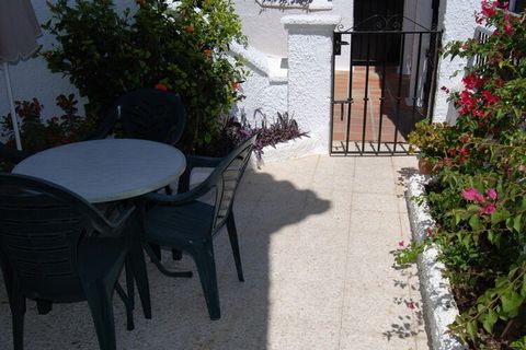 Una espaciosa villa ubicada en una tranquila zona residencial de Nerja, ideal para familias, ofrece tres dormitorios (dos con camas dobles y uno con dos camas individuales) con capacidad para seis personas. La villa incluye una acogedora sala de esta...