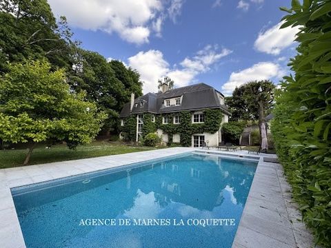 Quartier residentiel de Ville d'Avray. Superbe propriété de 400m2 hab. sur 2100m2 de terrain arboré avec piscine et studio independant en annexe. Calme et sans vis à vis. Hall d'entrée, belle reception avec cheminée, cuisine équipée et salle à manger...