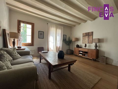 Apartment located in the heart of Barcelona's historic Gothic Quarter. This apartment is fully equipped to move into, maintaining the historical charms such as the Catalan volta ceilings. It consists of 94 m2 built (according to the cadastre) distrib...