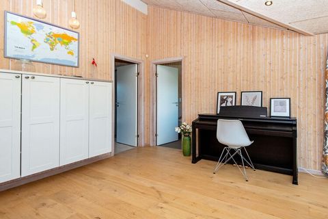 This cottage with whirlpool and sauna is located right by the sea in the charming Snaptun on an open garden plot with lawn and with views to both fjord and sea. Here you can on the one hand enjoy the view of Horsens Fjord, and on the other hand enjoy...