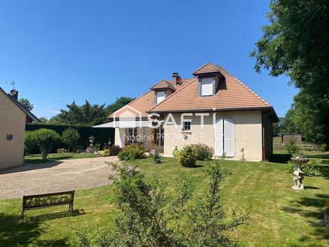 Situé dans la charmante ville d'Auxy, cette magnifique maison de campagne offre un cadre de vie paisible et résidentiel.