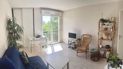 This apartment, close to shops, high schools, and public transportation, is located in a secure building with an elevator. Ideally located, it offers quick access to the city's main services while benefiting from a quiet and residential environment. ...