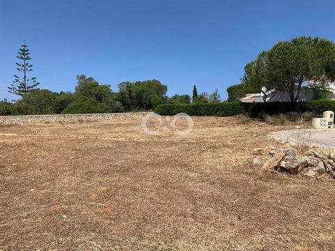 Oportunidade única de adquirir um excelente terreno para construção residencial de aproximadamente 750m2 com permissão de planejamento para construir a propriedade dos seus sonhos de até 360m2 com uma área de 200m2, de acordo com suas próprias especi...