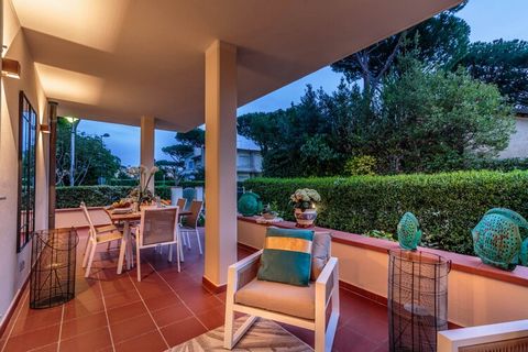 Scoprite la serena bellezza di questa ricercata villa a Marina di Pietrasanta, dove potrete godervi la luce mozzafiato dell'alba dalla vostra terrazza privata. Situata in posizione strategica a soli 100 metri dalla spiaggia e vicino al cuore pulsante...