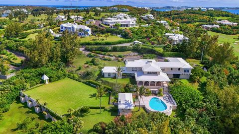 Voici Elephant Walk, une propriété distinguée située sur plus de deux acres au-dessus des fairways du parcours de golf Mid Ocean. Célèbre pour sa pelouse de croquet privée et ses magnifiques vues sur Tuckers Town, ce domaine offre une vie spacieuse e...