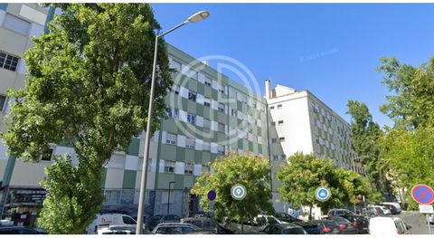 Apartamento T2 vendido ocupado com arrendamento antigo em curso. Imóvel em bom estado de conservação, inserido num prédio com elevador, localizado numa excelente zona de Lisboa, consolidada, com boas acessibilidades e uma vizinhança tranquila e estáv...