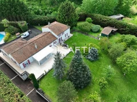 Magnifique propriété avec piscine, 330m² de surface habitable, sur presque 2ha avec BOX pour les chevaux