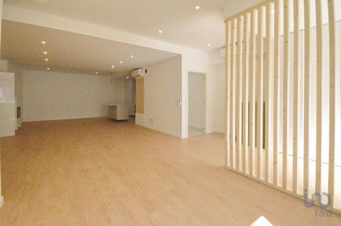 Lisboa – Amadora - Alfragide SEM LICENÇA DE UTILIZAÇÃO. APARTAMENTO totalmente remodelado em 2025 de 180 m2, T4, incluindo 1 suite com closet, lavandaria e sala e cozinha em open space de 70 m2. Situado numa cave com 4 janelas e porta com vidro refor...