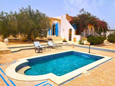 Gelijkvloerse villa 122 m² bedekt in Djerba met zwembad op 1980 m² grond in een agrarisch gebied, voor een succesvolle installatie en/of een verhuurinvestering Een zeldzame kans DE GETOONDE PRIJS IS INCLUSIEF MAKELAARSKOSTEN Charme, arcades, exotisme...