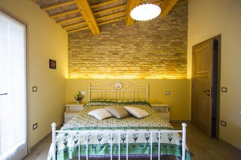 Dieses 3-Schlafzimmer-Ferienhaus in Fano bietet Platz für eine Gruppe oder 7-köpfige Familie. Ein herrliches Landhaus in warmen Erdfarben inmitten schöner Olivenhaine. Es begrüßt Sie in einem schönen möblierten Garten, wo man Grillstellen einrichten ...