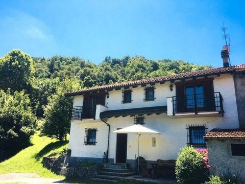 Ref. 2140 I: Ticova Real Estate bietet zum Verkauf 8 Minuten von Porlezza und 20 Minuten von der Schweizer Grenze von Gandria, Tessin entfernt ein sehr sonniges und ruhiges Land-Haus im Grünen mit herrlichem Blick auf die umliegenden Berge in einem l...